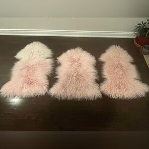 Luxurious sheepskin rugs in pink 3pc set.